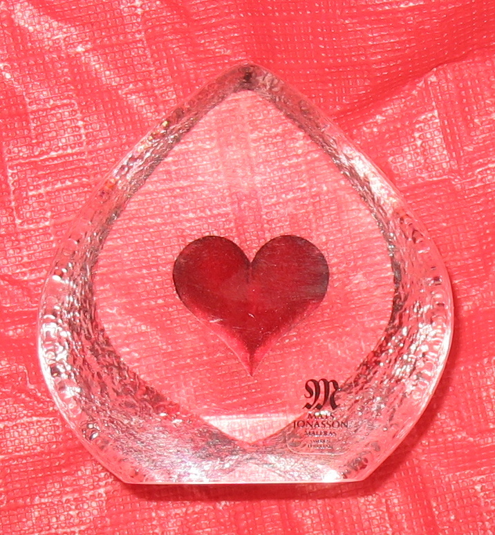 SIGNED - NEW - MATS JONASSON ART GLASS SCULPTURE HEART IN