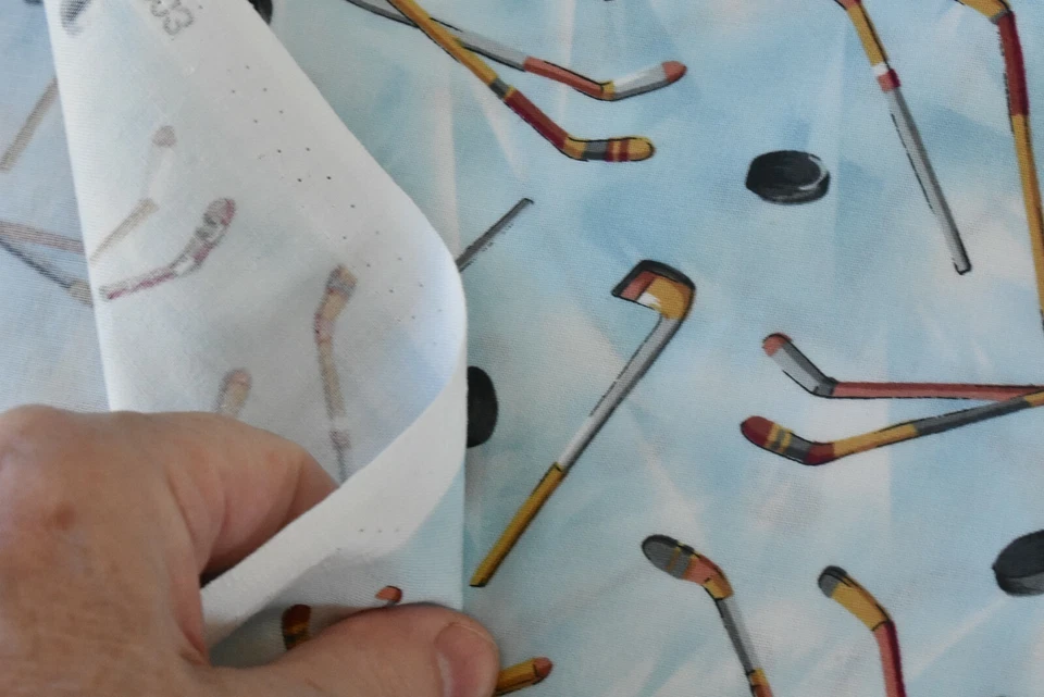 Por 1/2 yarda, palos y discos de hockey sobre algodón azul helado, RJR/"Deportes de colección", P6994 Foto 4 de 4