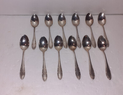 12 ALTE KAFFEELÖFFEL AUS METALL SILBER. IN GUTEM ZUSTAND IM LOUIS XVI STIL