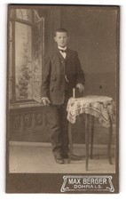 Fotografie Max Berger, Dohna i. S., junger Knabe im Anzug zur Kommunion vor ein 