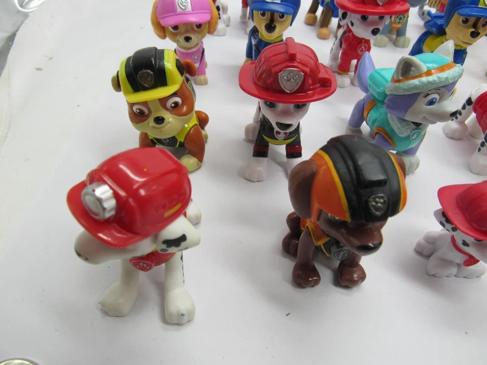 Lote de 24 figuras de acción y accesorios de la Patrulla Canina Nickelodeon Spin Master Toys Foto 2 de 4