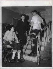 1956 Press Photo New York University Bellevue Medical Geneviev De Galaro-Terraub