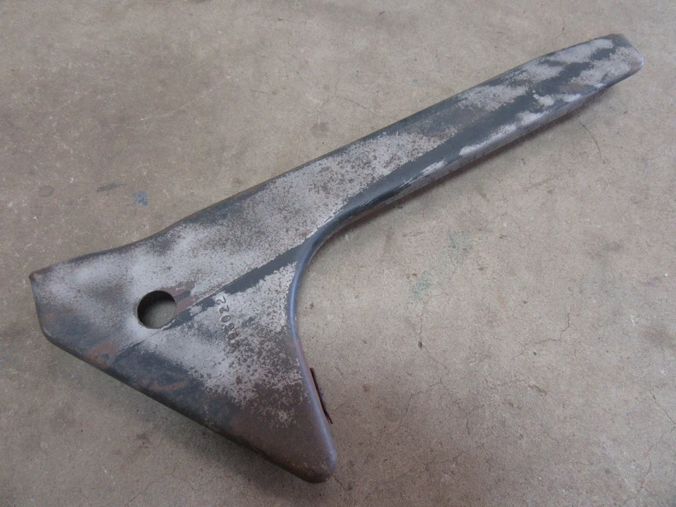 1977 Pontiac Ventura наружная передняя центральная решетка поддержка крепление кронштейн скоба - Изображение 2 из 3