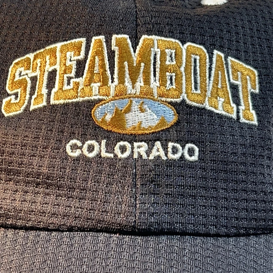 Steamboat CO 刺绣皇冠正面黑色聚针织帽,钩环调节带 — 第 2/4 张图片