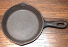 VTG UNMARKED PRE 1966 LODGE? #3 2 DOT 6-3/8" W/ 3 NOTCH RING CAST IRON SKILLET