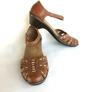 clarks closed toe sandals