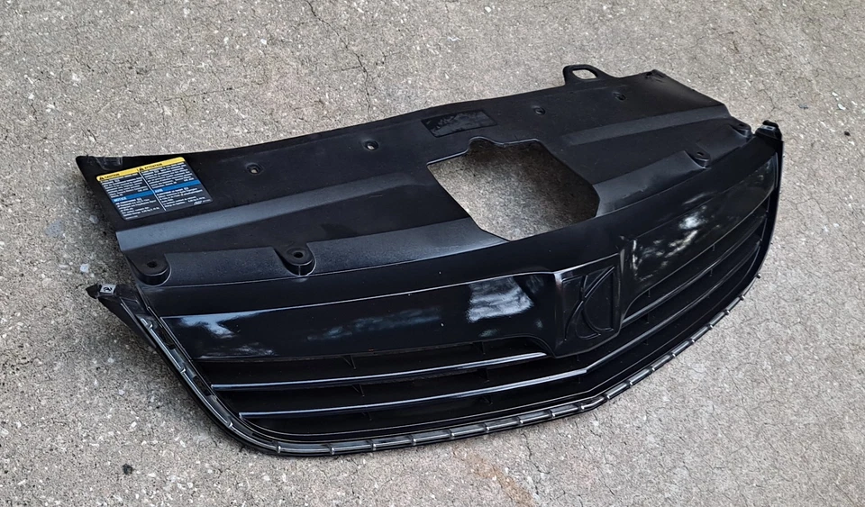 2008-2009 Saturn Aura Upper Grille Black & Black with Emblem Painted Foto 2 de 4