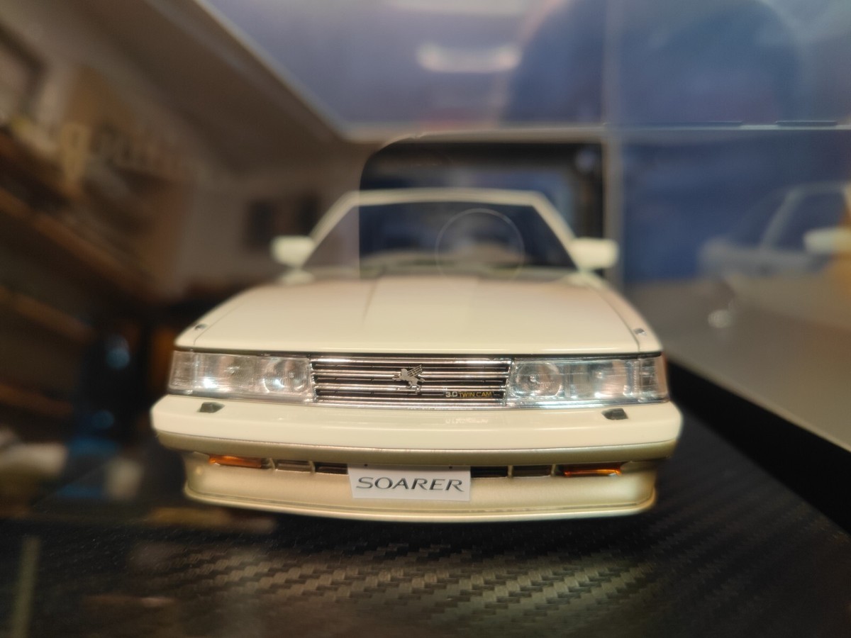 Ignition Model 1:18 Toyota Soarer 3.0 GT Limited White/Gold Ignition Model 1:18 Toyota Soarer 3.0 GT Limited White/Gold
