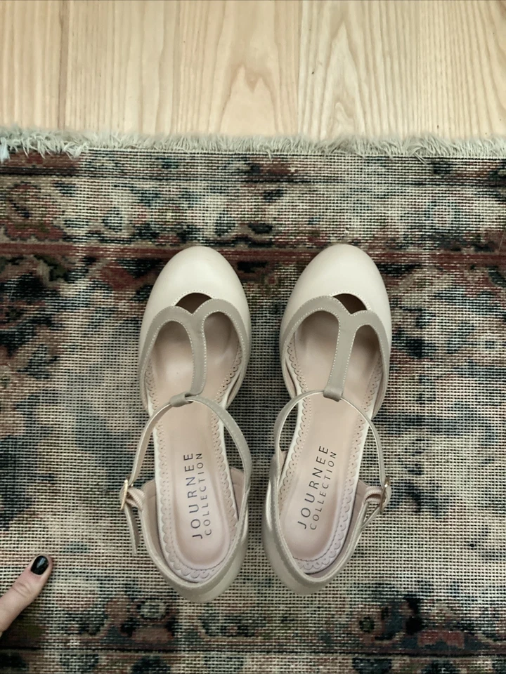 Colección Journee - Tacones de salón Olina con correa en T - Desnudo - Talla 8W Foto 4 de 4