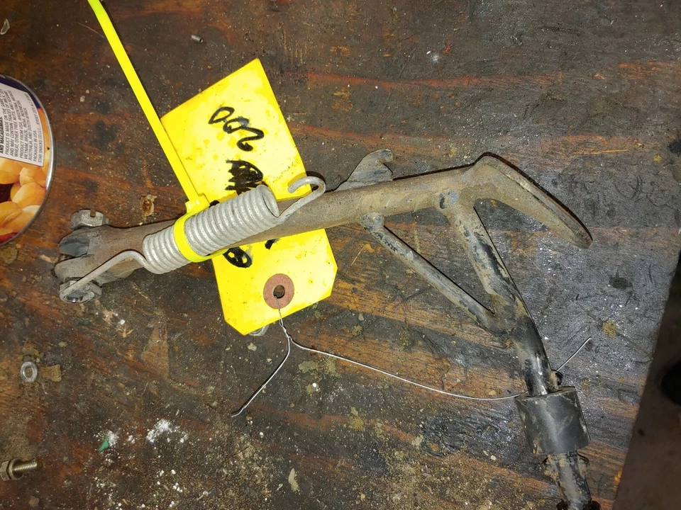 Yamaha XS750S 1979 soporte con resortes y perno  Foto 2 de 2