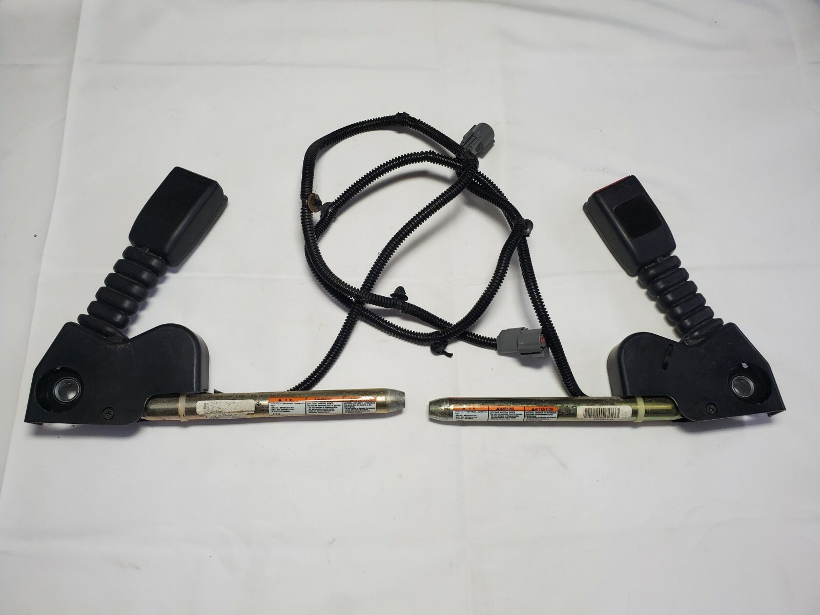 2004 - 2006 Ford Ranger Drivers & Passengers Front Seat Belt Buckles (OEM) 