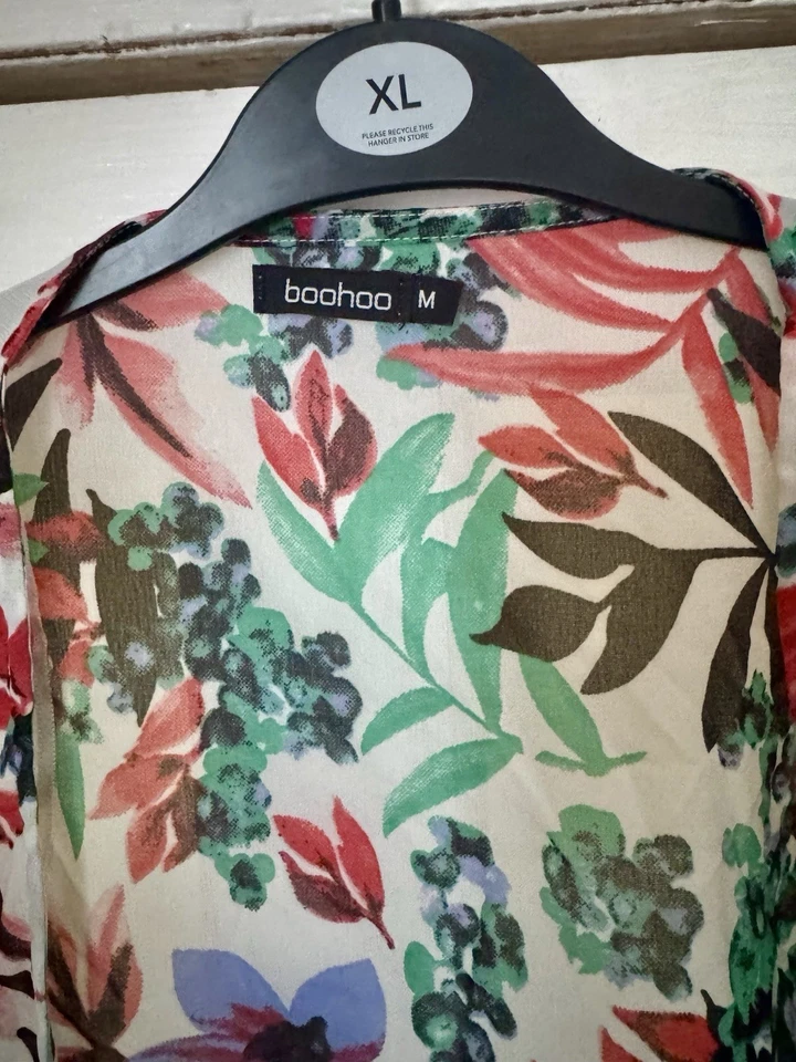 Boohoo Mujer Kimono Cubre Talla M con Borlas Diseño Hojas y Flores Foto 2 de 3