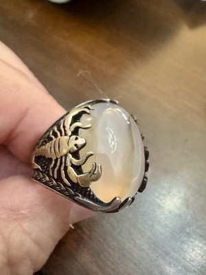 Natürlicher weißer Achat Ring Größe 9 Sterling Gewicht 11 Gramm. Skorpion Seitenverzierung
