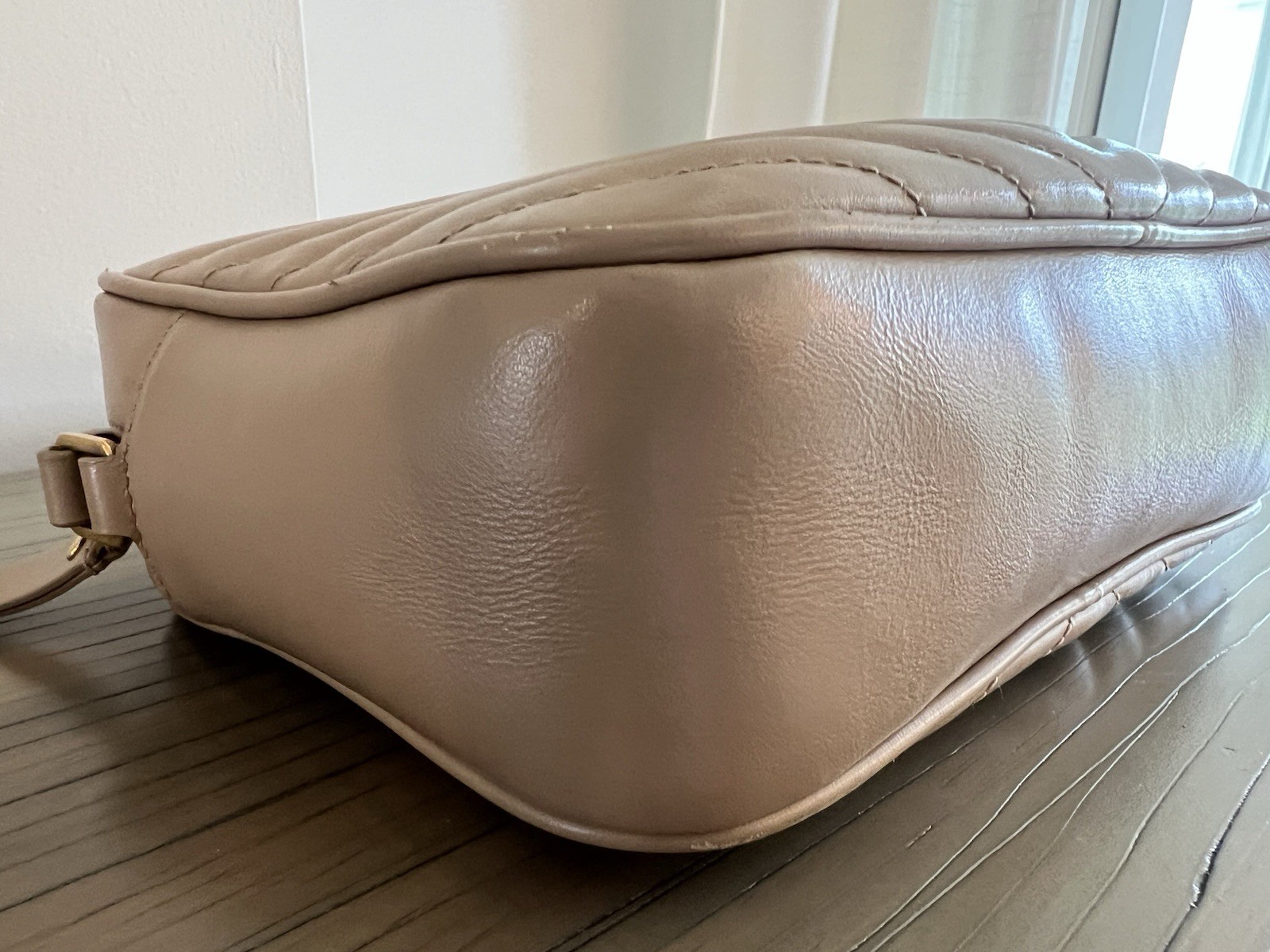 Borsa media per fotocamera Yves Saint Laurent Lou in pelle trapuntata