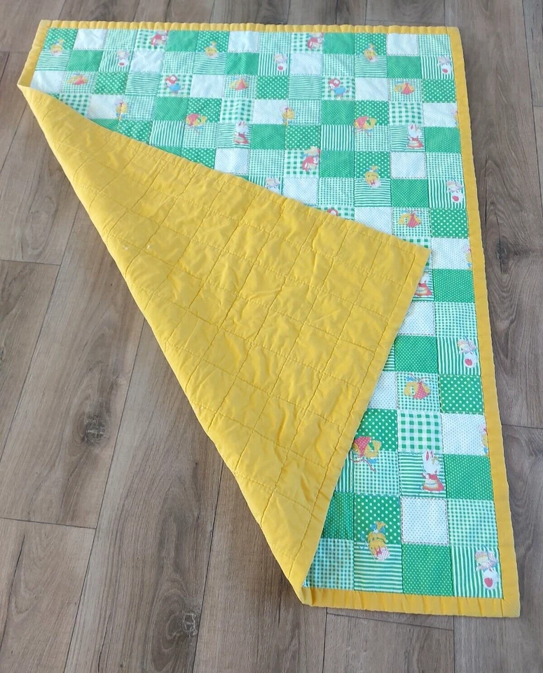 Manta de cuna vintage hecha a mano acolchada cuadrados verde amarillo conejitos patos bebé Foto 4 de 4