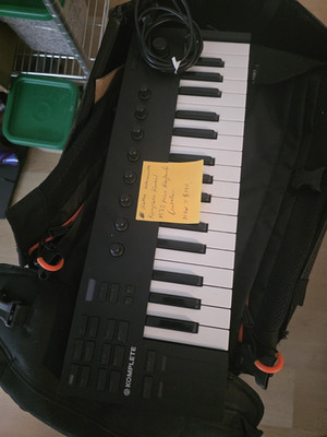 Native Instruments Komplete Kontrol M32 32-Key USB MIDI Keyboard Controller
