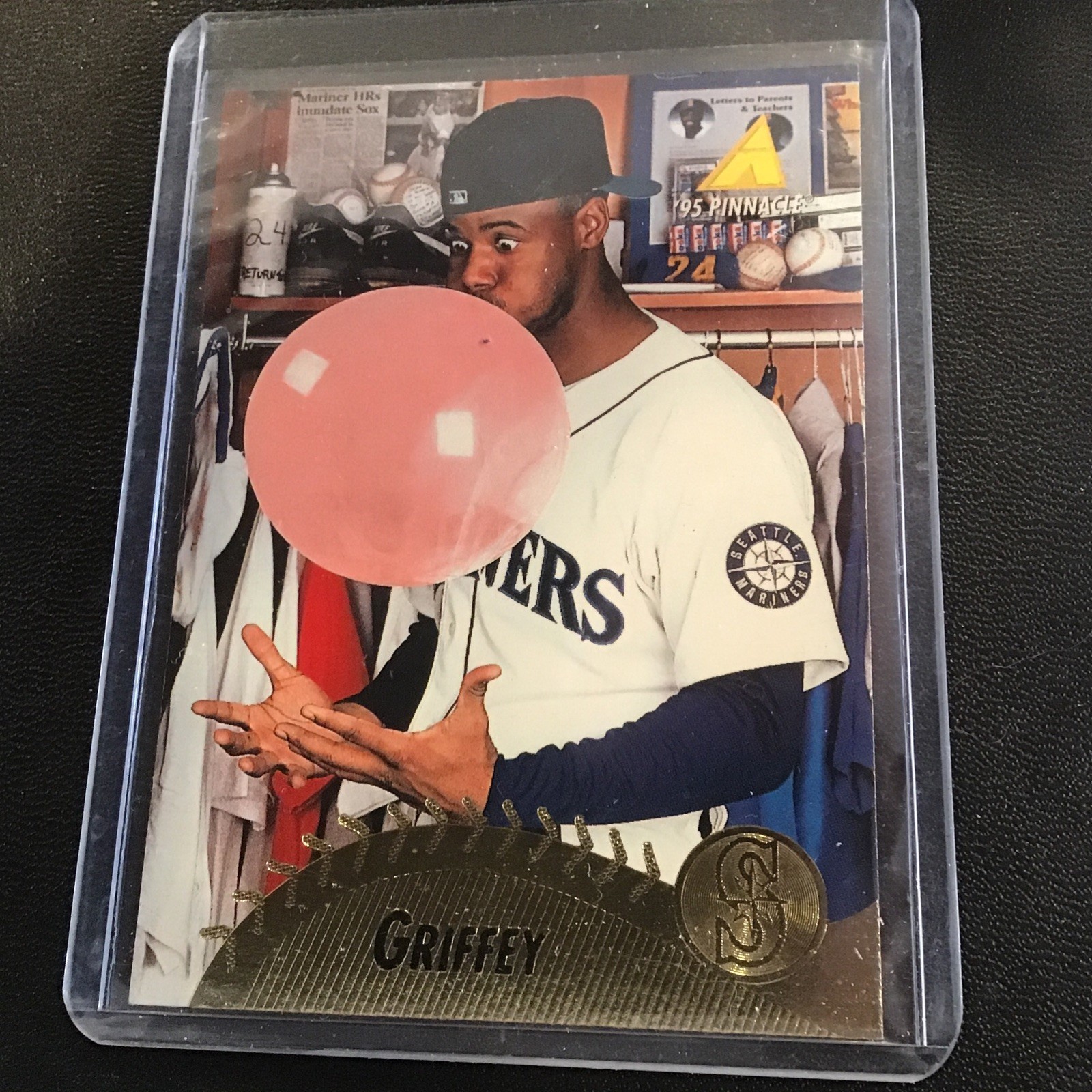 1995 Pinnacle Baseball | KEN GRIFFEY JR | Iconic Big Bubble Photo | card #128