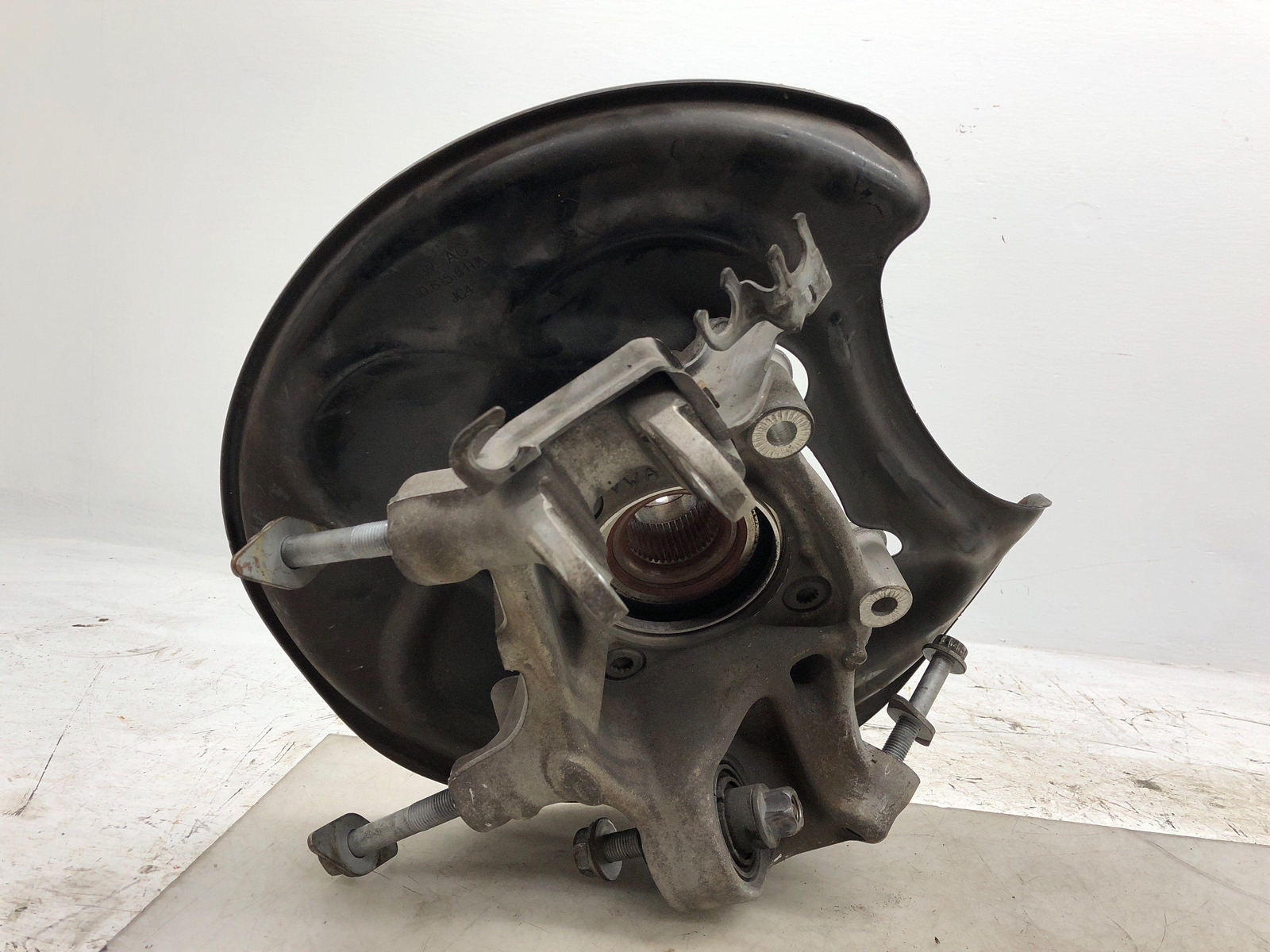 2016-2020 BENTLEY BENTAYGA LEFT REAR SPINDLE KNUCKLE WHEEL BEARING HUB OEM 2019
