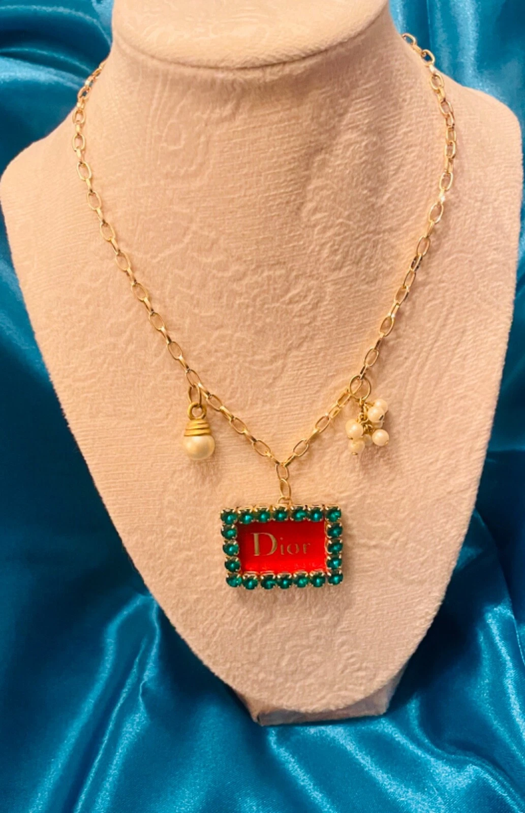 Jolie et chic boîte à maquillage Dior réutilisée logo strass vert et rouge charme