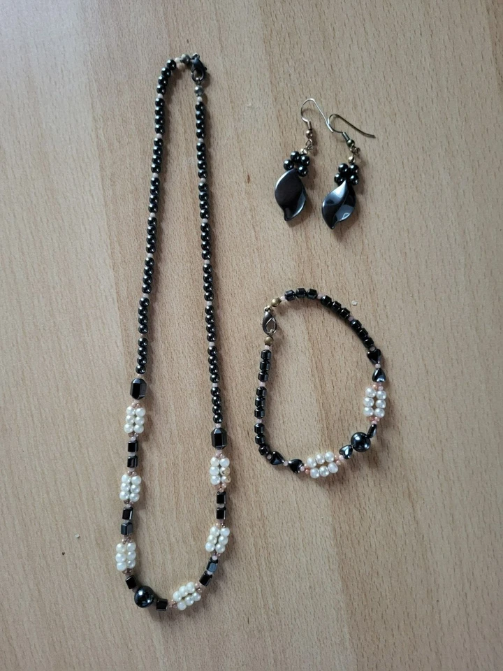 Halskette Set 4 teilig Ohrringe Armband Perlen weiß Edelsteine schwarz 