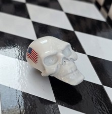 Coche Derby Pinewood 2,95 oz calavera de tungsteno blanco con bandera