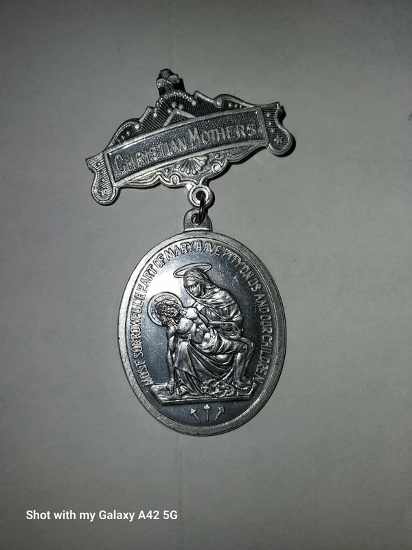VINTAGE LARGE ALUMINUM RELIGIOUS CHRISTIAN MOTHERS PIN MEDAL