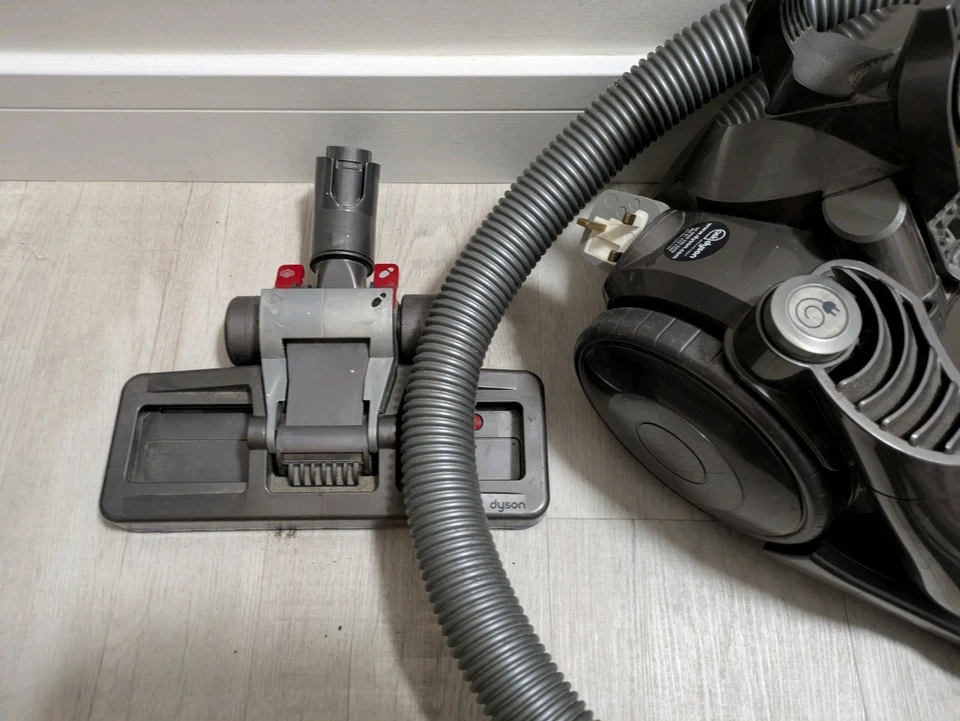 Dyson Cylinder DC19 Vacuum Cleaner - Image 4 of 4