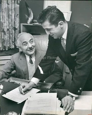 1960 Moe Bertoli Newest Miller Owner Ben Berger Sign Press Photo 8X10