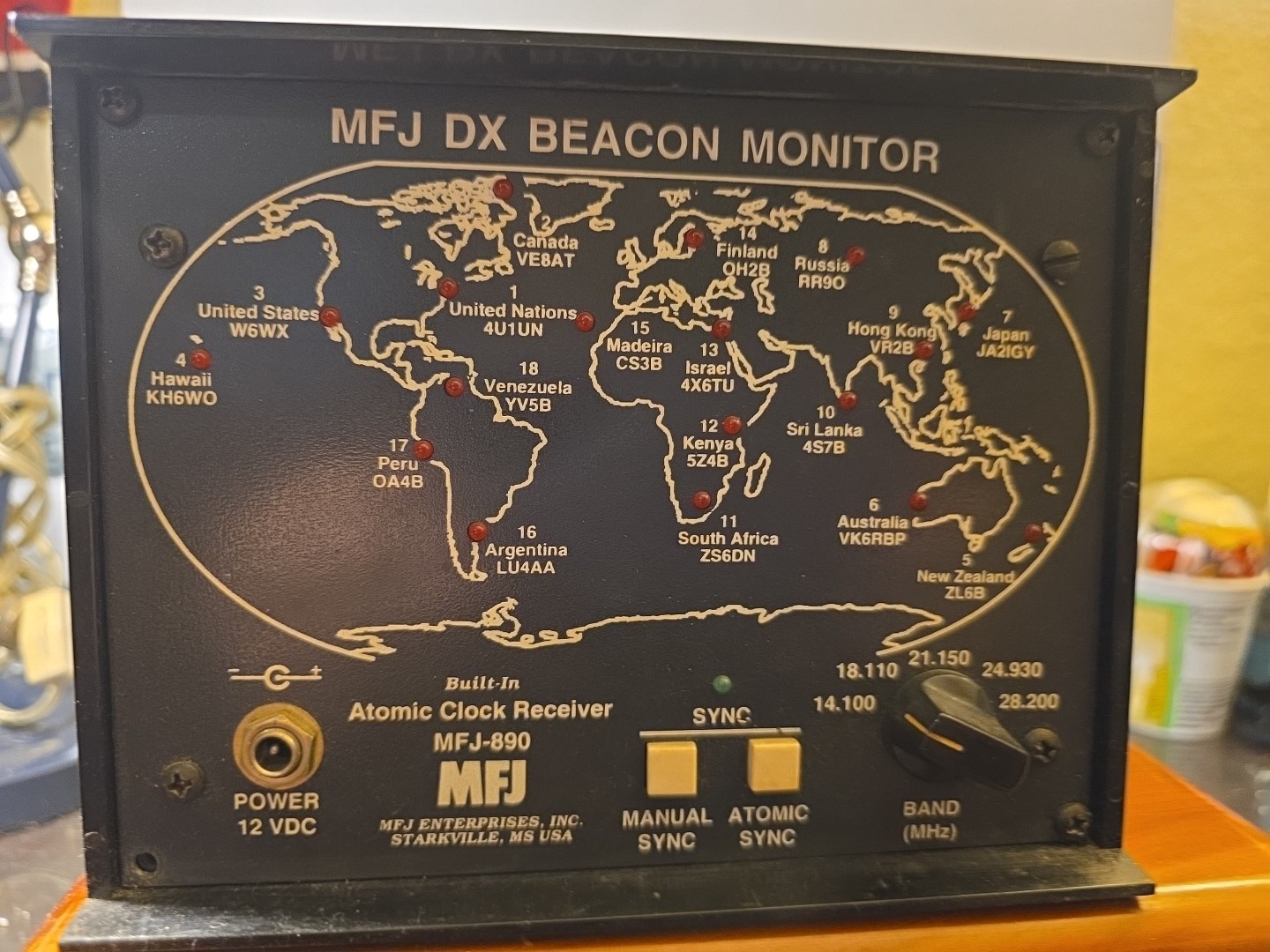 MFJ-890 DX BEACON MONITOR WITH BUILT IN ATOMIC CLOCK RECEIVER, UNTESTED