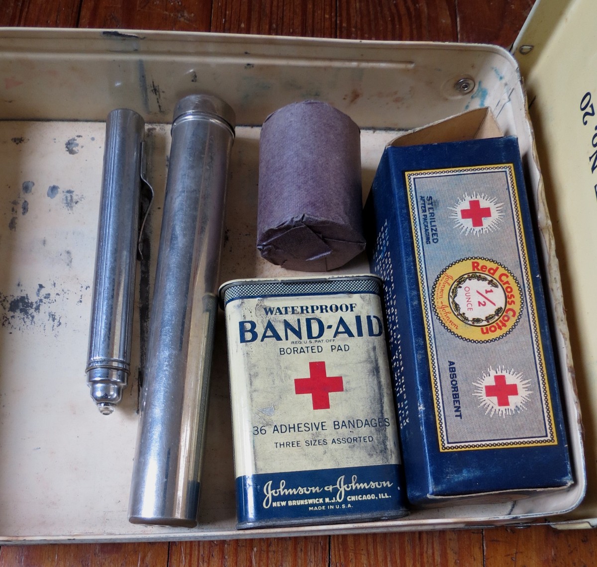 VINTAGE JOHNSON & JOHNSON FIRST AID KIT No 20 WITH CONTENTS VINTAGE JOHNSON & JOHNSON FIRST AID KIT No 20 WITH CONTENTS
