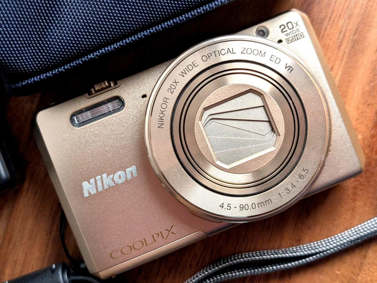 N MINT Nikon COOLPIX S7000 16.0MP 20x Compact Digital Camera