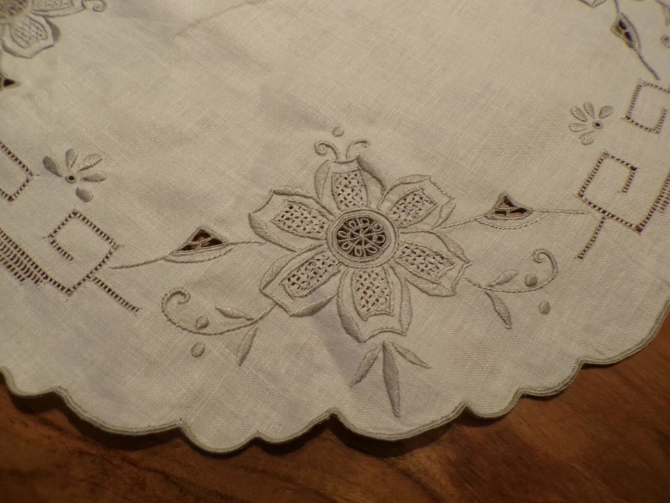 Linge ancien 1 Napperon rond coton écru avec broderies gris/beiges - Photo 3/4