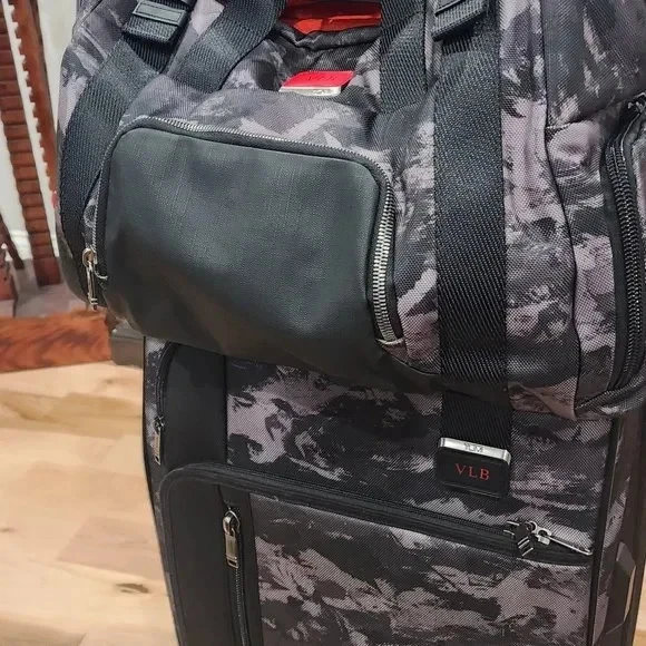 Juego de lona TUMI Alpha Bravo Buckley de fin de semana largo y camuflaje de mano Foto 2 de 4