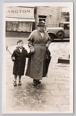 RPPC Walkie ältere Frau Junge Pinwheel Langton Shop Oldtimer Auto Straßenszene