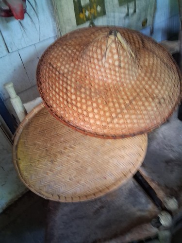 """ VINTAGE SE ASIAN VIETNAM RICE PATTY HAT AND WINNOW BASKET VERY NICE HTF!!"""