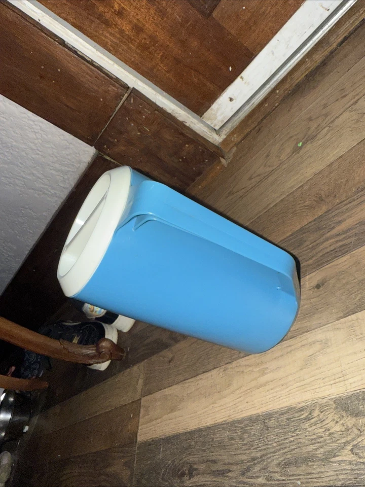 Jarra Rubbermaid 2445 clásica de 2 1/4 cuartos color turquesa con tapa blanca - De colección Foto 3 de 4