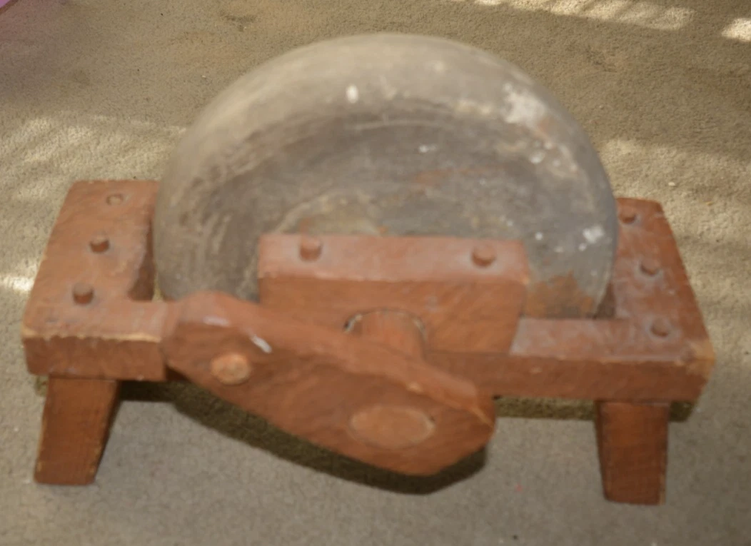 Vtg. Knife Wet Sharpener Grinding Stone Wheel Hand Crank Tabletop Square Hole