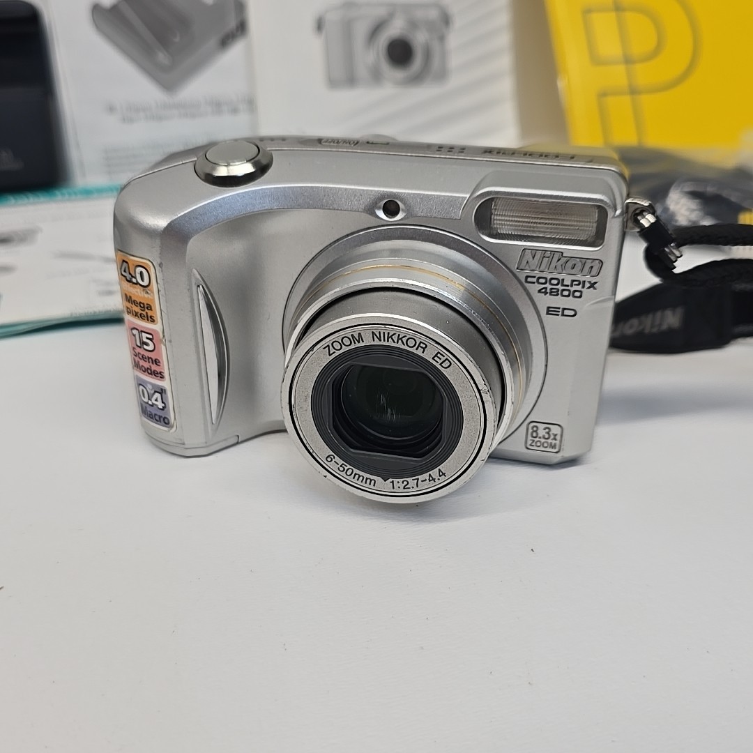 Nikon Coolpix 4800 ED Bundle 8.3x Zoom 4MP Digital Camera Lot