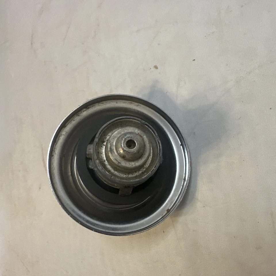 Ford Mustang 1974-78 tapa de gasolina, tapa de gasolina de bloqueo, tapa de gasolina de bloqueo Ford Mustang II Foto 3 de 4