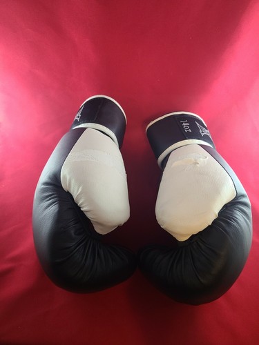 Guantes de Boxeo Tapout MMA 14 OZ Blanco y Negro - Imagen 2 de 4