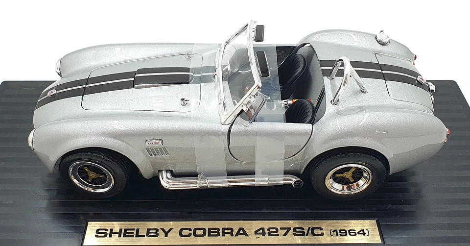 Road Legends 1/18 Scale 92058 - 1964 Shelby Cobra 427 s/c - Metallic Silver - Image 3 of 4