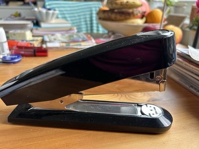 Novus Office B7A 020-1056  Heftgerät Schwarz mit einigen Heftklammern