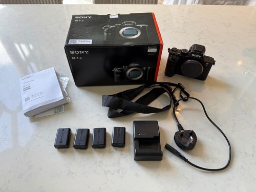 Sony Alpha A7r II Spiegellose Kamera Body 42.4MP Schwarz + 4 Akkus