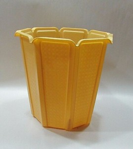 Vintage 1980's Rubbermaid Retro Gold Plastic Octagon Trash Can Wastebasket 