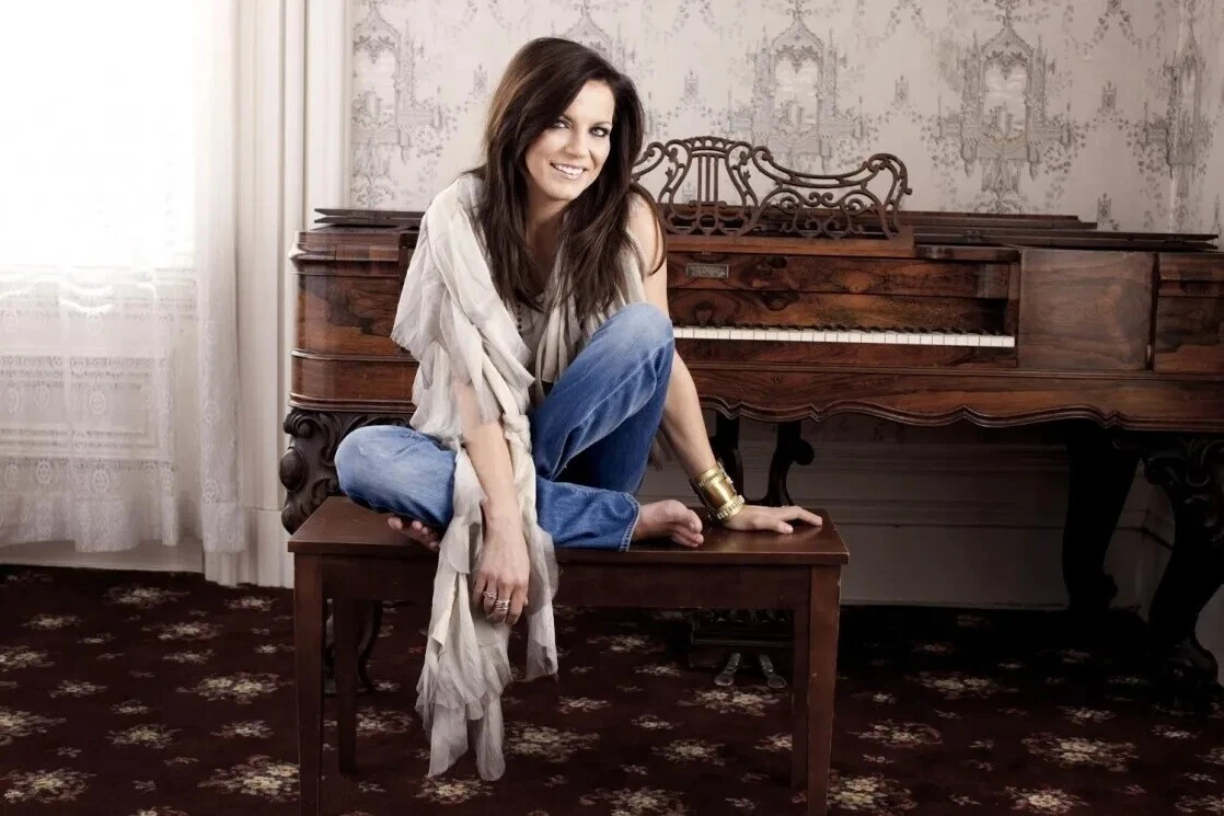 Martina Mcbride Sitting Posing In White Shirt And Jeans 8x10 PHOTO PRINT - Picture 1 of 1