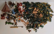 Joli lot de petits soldats indiens cow boys en plastique (certains anciens)