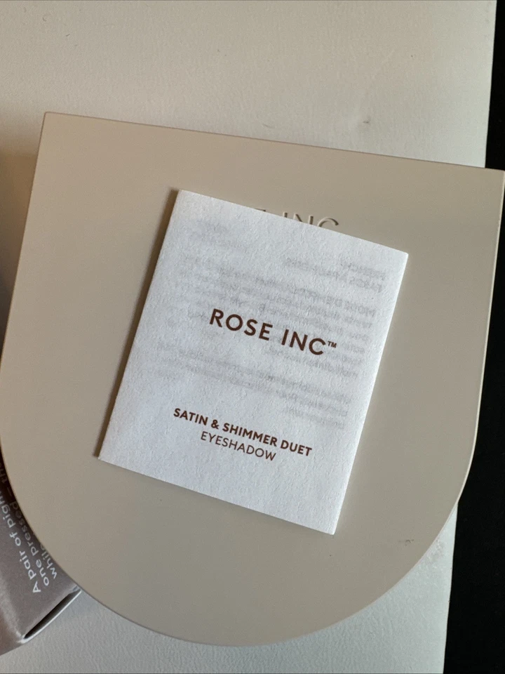 Sombra de ojos Rose Inc Satin & Shimmer Duet satinada oliva y caqui brillante tamaño completo Foto 3 de 4