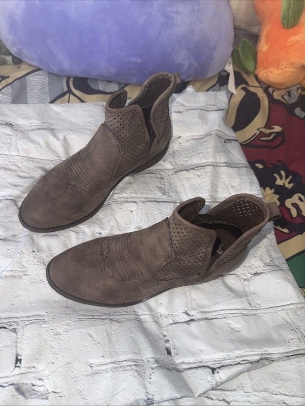 NATURAL REFLECTIONS Women's Ankle Boots Low Heel New Pull On Western Brown Sz 7