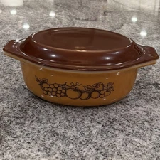 VTG-PYREX 043 OLD ORCHARD- 1.5 Quart -Oval Casserole Dish w/ Brown Lid-1970s MCM