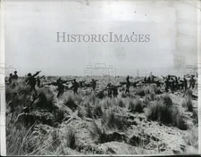 1943 Press Photo Bearers Seek Out Our Casualties on Beach at Salerno, Italy